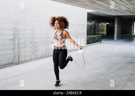 Kurvige Afroamerikanische Frau, Die Seile Im Stadtgebiet Hüpft Stockfoto