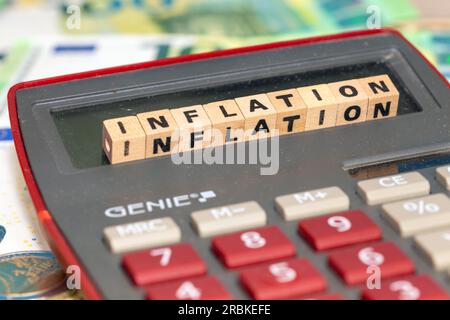 Symbolbild der Inflation: Buchstabenwürfel auf einem Rechner zeigen das Wort Inflation an Stockfoto