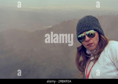 Eine Frau mittleren Alters, die die Landschaft auf dem Berg genießt Stockfoto
