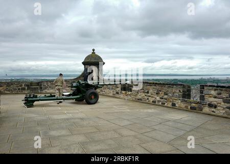 Eine salutpistole auf Edinburgh Castle in Schottland wird geladen Stockfoto