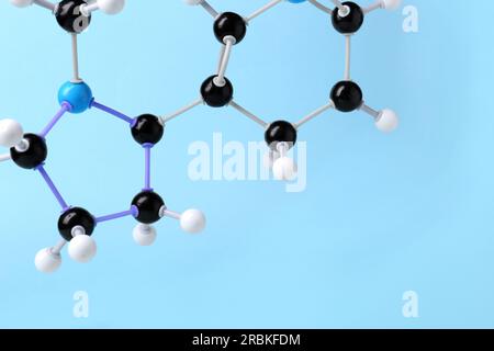Nikotinmolekül auf hellblauem Hintergrund, Nahaufnahme und Platz für Text. Chemisches Modell Stockfoto