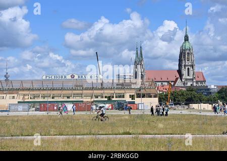 München, Deutschland. 10. Juli 2023. Bau der Festivalzelte für das Oktoberfest 2022 auf der Theresienwiese am 25. Juni 2022. Oktoberfest, Pschorr Braeurosl-Zelt. ? Kredit: dpa/Alamy Live News Stockfoto