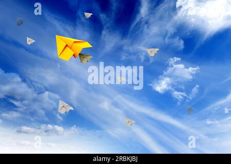 Weiße Wolken und Papierflugzeuge fliegen am blauen Himmel an sonnigen Tagen Stockfoto