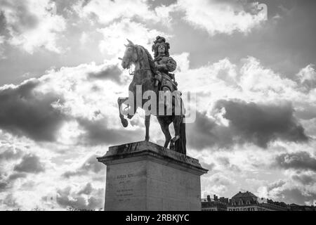 Reiterstatue von Ludwig XIV vor dem Schloss von Versailles bei Paris, Frankreich. Schwarzweißbild. Stockfoto