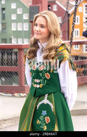 Junge Frauen in traditioneller Kleidung, Old Town Bridge (Gamle bybro) über den Fluss Nidelva, Stadtzentrum, Trondheim, Trøndelag County, Norwegen Stockfoto