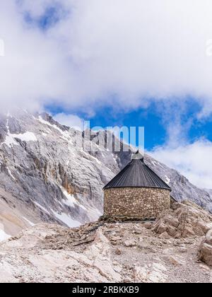 Die Jungfrauenbesuchskapelle auf der Zugspitze bei Garmisch-Partenkirchen in Bayern. Stockfoto