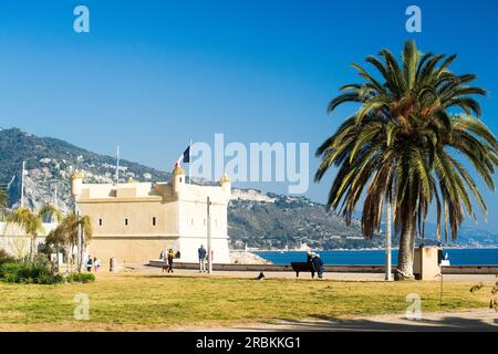 Menton, Frankreich - 02 15 2023 : Museum Jean Cocteau The Bastion, Uferpromenade. Stockfoto