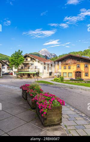 Historische Gebäude in Mittenwald in Bayern. Stockfoto