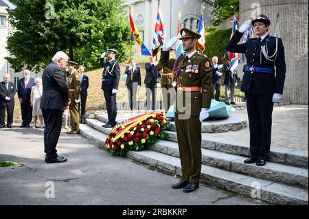 Luxemburg, Luxemburg. 10. Juli 2023. Bundespräsident Frank-Walter Steinmeier legt einen Kranz am Nationaldenkmal "Luxemburger Solidarität". Präsident Steinmeier und seine Frau sind zu einem zweitägigen offiziellen Besuch in Luxemburg. Kredit: Bernd von Jutrczenka/dpa/Alamy Live News Stockfoto