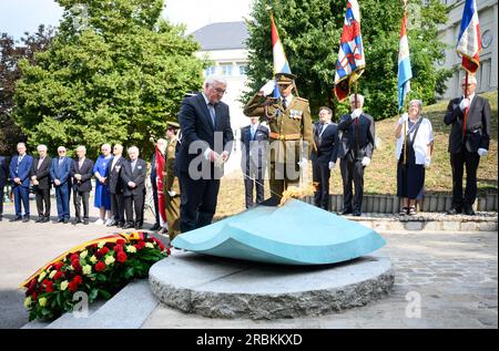 Luxemburg, Luxemburg. 10. Juli 2023. Bundespräsident Frank-Walter Steinmeier legt einen Kranz am Nationaldenkmal "Luxemburger Solidarität". Präsident Steinmeier und seine Frau sind zu einem zweitägigen offiziellen Besuch in Luxemburg. Kredit: Bernd von Jutrczenka/dpa/Alamy Live News Stockfoto