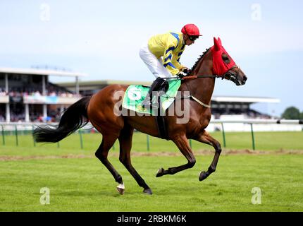 Poptronic, geritten von Jockey Sam James, postet vor den Lancashire Oaks bet365 während des Old Newton Cup bet365 Day des Old Newton Cup Festivals 2023 auf der Rennbahn Haydock Park, Merseyside. Bilddatum: Samstag, 8. Juli 2023. Stockfoto