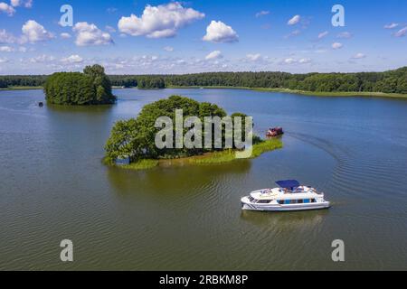 Ein Hausboot Le Boat Vision 4 in der Nähe kleiner Inseln am Wangnitzsee, nahe Priepert, Mecklenburg-Vorpommern, Deutschland, Europa aus der Vogelperspektive Stockfoto