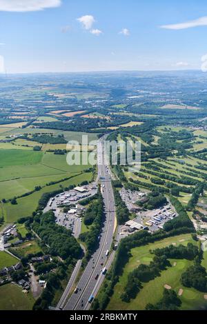 Luftaufnahme der Birch-Autobahn auf der M62 TransPennine Motorway, West Yorkshire, Nordengland, Großbritannien Stockfoto