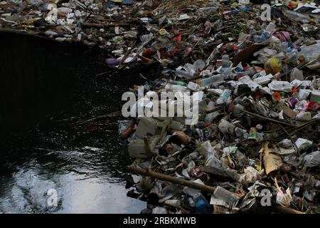 Bantul, Yogyakarta, Indonesien. 10. Juli 2023. In Bantul, Yogyakarta, kann man Müll auf der Oberfläche eines Flusses schwimmen sehen. (Kreditbild: © Angga Budhiyanto/ZUMA Press Wire) NUR REDAKTIONELLE VERWENDUNG! Nicht für den kommerziellen GEBRAUCH! Kredit: ZUMA Press, Inc./Alamy Live News Stockfoto