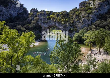 Felsbogen Pont Arch in den Schluchten von L'ardèche mit Kanus und Sandbänken der Ardeche, Labastide-de-Virac, Ardèche, Auvergne-Rhône-Alpes, Frankreich, Europa Stockfoto