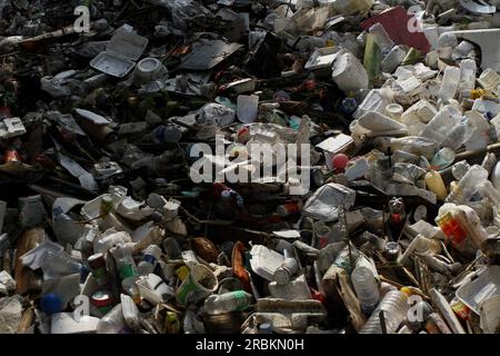 Bantul, Yogyakarta, Indonesien. 10. Juli 2023. In Bantul, Yogyakarta, kann man Müll auf der Oberfläche eines Flusses schwimmen sehen. (Kreditbild: © Angga Budhiyanto/ZUMA Press Wire) NUR REDAKTIONELLE VERWENDUNG! Nicht für den kommerziellen GEBRAUCH! Kredit: ZUMA Press, Inc./Alamy Live News Stockfoto