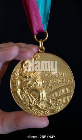 Bonhams, Knightsbridge, London, Großbritannien. 10. Juli 2023. Die bevorstehende Auktion von drei olympischen Medaillen des legendären amerikanischen Olympiatauchers Greg Louganis. Die drei Medaillen - 1988 Gold (geschätzt $800.000 - 1,2 Millionen), 1984 Gold (geschätzt $600.000 - 900.000) und 1976 Silver (geschätzt: $200.000 - 300.000 Uhr) - Machen Sie diesen Sommer eine Weltreise, die in L.A. beginnt, gefolgt von New York, London, und dann am 14. September für den Endverkauf nach Los Angeles zurückkehrt. Louganis sammelt Geld für eine HIV/AIDS-Serviceorganisation, für die er sich seit langem einsetzt. Kredit: Malcolm Park/Alamy Live News Stockfoto