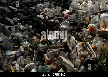 Bantul, Yogyakarta, Indonesien. 10. Juli 2023. In Bantul, Yogyakarta, kann man Müll auf der Oberfläche eines Flusses schwimmen sehen. (Kreditbild: © Angga Budhiyanto/ZUMA Press Wire) NUR REDAKTIONELLE VERWENDUNG! Nicht für den kommerziellen GEBRAUCH! Kredit: ZUMA Press, Inc./Alamy Live News Stockfoto