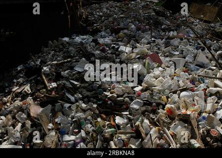 Bantul, Yogyakarta, Indonesien. 10. Juli 2023. In Bantul, Yogyakarta, kann man Müll auf der Oberfläche eines Flusses schwimmen sehen. (Kreditbild: © Angga Budhiyanto/ZUMA Press Wire) NUR REDAKTIONELLE VERWENDUNG! Nicht für den kommerziellen GEBRAUCH! Kredit: ZUMA Press, Inc./Alamy Live News Stockfoto