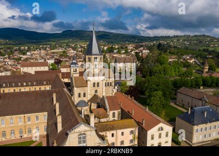 Luftaufnahme der Abtei Cluny Benediktine und der Stadt Cluny, Saône-et-Loire, Bourgogne-Franche-Comté, Frankreich, Europa Stockfoto