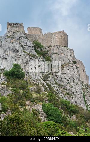 Peyrepertuse (Languedocien: Castèl de Pèirapertusa) ist eine Ruine und eine der so genannten Katharschlösser hoch oben in der französischen Pyrénées. Stockfoto