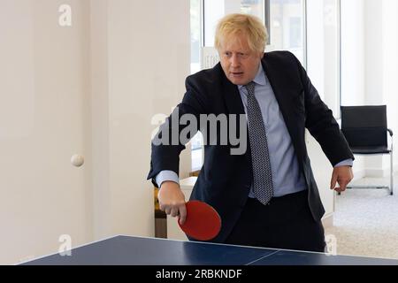 Boris Johnson trifft sich mit Wealdstone fc und KSMIC of London während des Treffens am Widewater Place, Uxbridge (Darren Campbell) darren1972@gmail.com Self Stockfoto