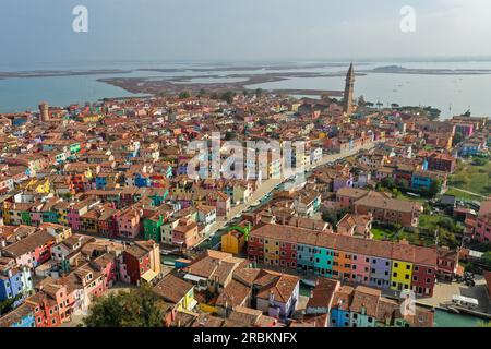 Luftaufnahme von Burano mit seinen bunten Häusern, Burano, Venedig, Italien, Europa Stockfoto