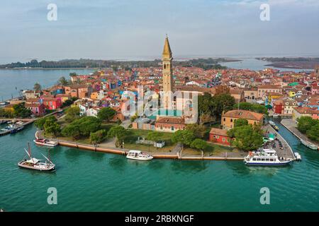 Luftaufnahme von Burano mit Il Campanile Storto und der Kirche San Martino, Burano, Venedig, Italien, Europa Stockfoto