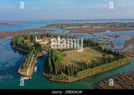 Die Kirche Convento di San Francesco del Deserto in der Nähe von Burano, Venedig, Italien, Europa aus der Vogelperspektive Stockfoto