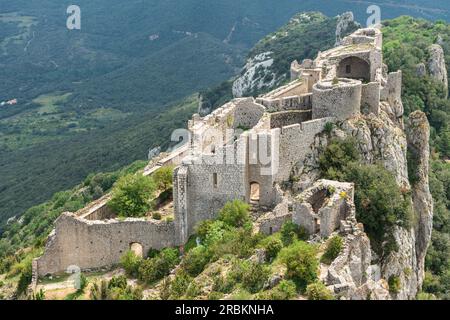 Peyrepertuse (Languedocien: Castèl de Pèirapertusa) ist eine Ruine und eine der so genannten Katharschlösser hoch oben in der französischen Pyrénées. Stockfoto