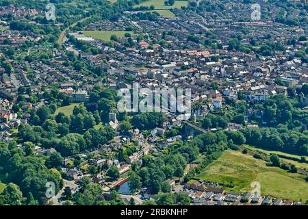 Ein Luftbild der historischen Stadt Knaresborough, North Yorkshire, Nordengland, Großbritannien, mit dem Fluss Nidd Stockfoto