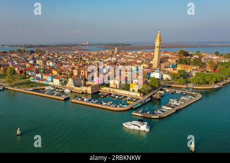 Luftaufnahme des elektrischen Hausboots Italia Minuetto 8 und Burano mit seinen bunten Häusern, Burano, Venedig, Italien, Europa Stockfoto