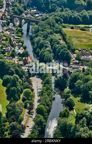 Ein Luftbild der historischen Stadt Knaresborough, North Yorkshire, Nordengland, Großbritannien, mit dem Fluss Nidd Stockfoto