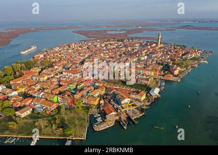 Luftaufnahme des Kreuzfahrtschiffs SS La Venezia vorbei an der Insel Burano mit ihren bunten Häusern, Burano, Venedig, Italien, Europa Stockfoto