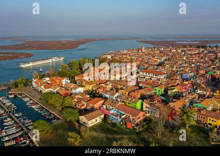 Luftaufnahme des Kreuzfahrtschiffs SS La Venezia vorbei an der Insel Burano mit ihren bunten Häusern, Burano, Venedig, Italien, Europa Stockfoto