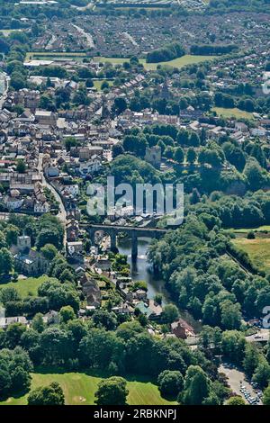 Ein Luftbild der historischen Stadt Knaresborough, North Yorkshire, Nordengland, Großbritannien, mit dem Fluss Nidd Stockfoto