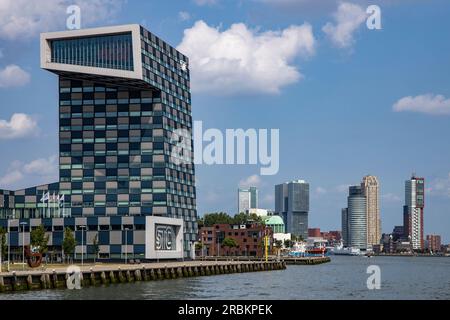 Modernes Gebäude am Ufer des Nieuwe Maas, Rotterdam, Südholland, Niederlande, Europa Stockfoto