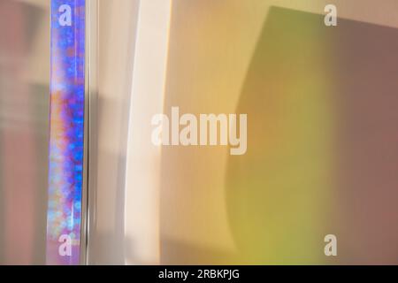 Abstrakter geometrischer Hintergrund mit Prisma, Bokeh, gelben und blauen Schatten Stockfoto