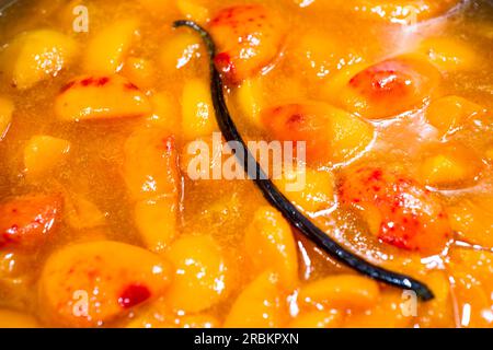 Aprikosenmarmelade, Kochen mit Vanilleschote Stockfoto