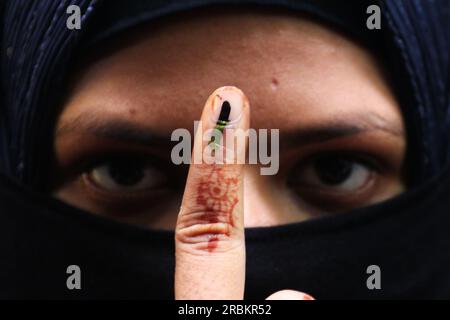 Howrah, Indien. 08. Juli 2023. 08. Juli 2023, Howrah, Indien: Ein muslimischer Wähler zeigt seinen Finger mit unauslöschlicher Tinte markiert, nachdem er seine Stimmen für die "Panchayat"- oder Kommunalwahlen in Westbengalen am 8. Juli 2023 in Kalkutta, Indien, abgegeben hat. (Foto: Dipa Chakraborty/Eyepix Group/Sipa USA) Guthaben: SIPA USA/Alamy Live News Stockfoto