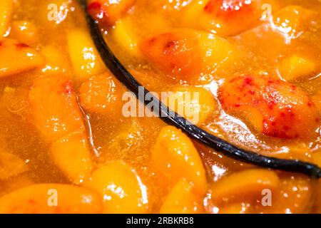 Aprikosenmarmelade, Kochen mit Vanilleschote Stockfoto