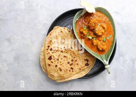 Rajasthani Gatta Curry oder Besan Ke Gatte Ki Sabzi. Gatte sind Gramm Mehlkugeln oder Kichererbsenmehl Teigtaschen werden in einem würzigen, würzigen Joghurt-Curry gekocht Stockfoto