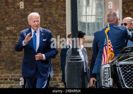 Downing Street, London, Großbritannien. 10. Juli 2023 Joe Biden, Präsident der Vereinigten Staaten von Amerika, winkt den wartenden Medien zu, als er in Downing Street, London, Großbritannien, eintrifft. Foto: Amanda Rose/Alamy Live News Stockfoto