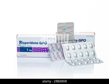 CHONBURI, THAILAND-29. APRIL 2023: Risperidon GPO in Blisterpackung und Pappschachtel. Risperidon Tabletten Pille zur Behandlung von Schizophrenie, bipolare Störung Stockfoto