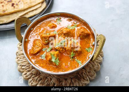 Rajasthani Gatta Curry oder Besan Ke Gatte Ki Sabzi. Gatte sind Gramm Mehlkugeln oder Kichererbsenmehl Teigtaschen werden in einem würzigen, würzigen Joghurt-Curry gekocht Stockfoto