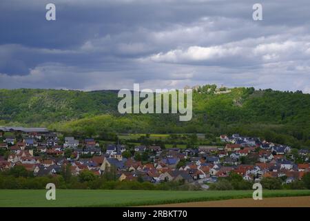 Blick auf die Gemeinde Gössenheim und die Burgruine Homburg im Naturschutzgebiet Ruine Homburg, Niederfrankien, Franken, Bayern Stockfoto