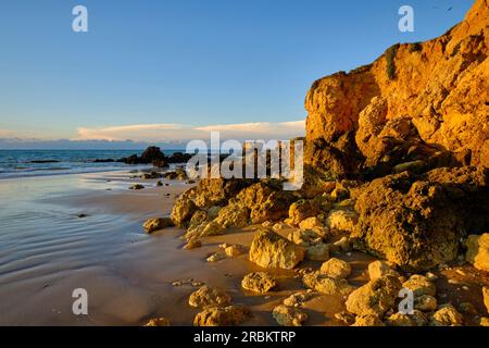 Sonnenaufgang am Atlantikstrand der Rocky Algarve in der Nähe von Albufeira, Algarve, Barlavento, Western Algarve, Faro District, Portugal, Europa Stockfoto