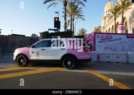 Los Angeles, Kalifornien, USA 9. Juli 2023 Ein allgemeiner Blick auf die Atmosphäre des Barbie Police Car bei Warner Bros Pictures Weltpremiere von ÔBarbieÕ im Shrine Auditorium am 9. Juli 2023 in Los Angeles, Kalifornien, USA. Foto: Barry King/Alamy Live News Stockfoto