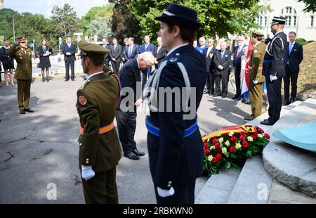 Luxemburg, Luxemburg. 10. Juli 2023. Bundespräsident Frank-Walter Steinmeier legt einen Kranz am Nationaldenkmal "Luxemburger Solidarität". Präsident Steinmeier und seine Frau sind zu einem zweitägigen offiziellen Besuch in Luxemburg. Kredit: Bernd von Jutrczenka/dpa/Alamy Live News Stockfoto
