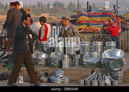 Kashgar Street Market Hardware-Verkäufer. Töpfe, Pfannen und Haushaltsarbeiten aus Metall, die am frühen Morgen verkauft werden Stockfoto